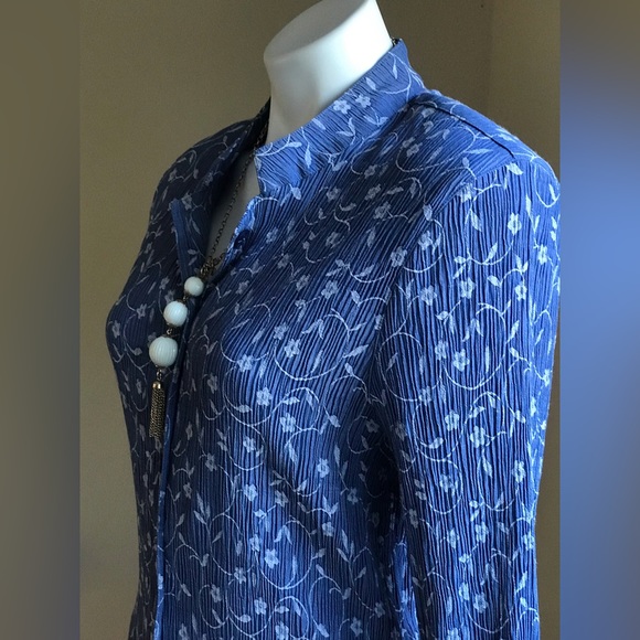 Drapers and Damons Blue /White Embroidered Flowers Collared Button Top Size P XL - Picture 2 of 12
